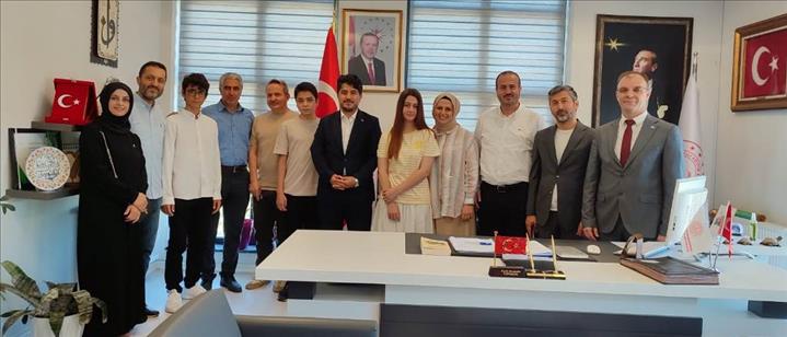 İLÇE MİLLİ EĞİTİM MÜDÜRÜMÜZ LGS ŞAMPİYONUMUZU ÖDÜLLENDİRDİ
